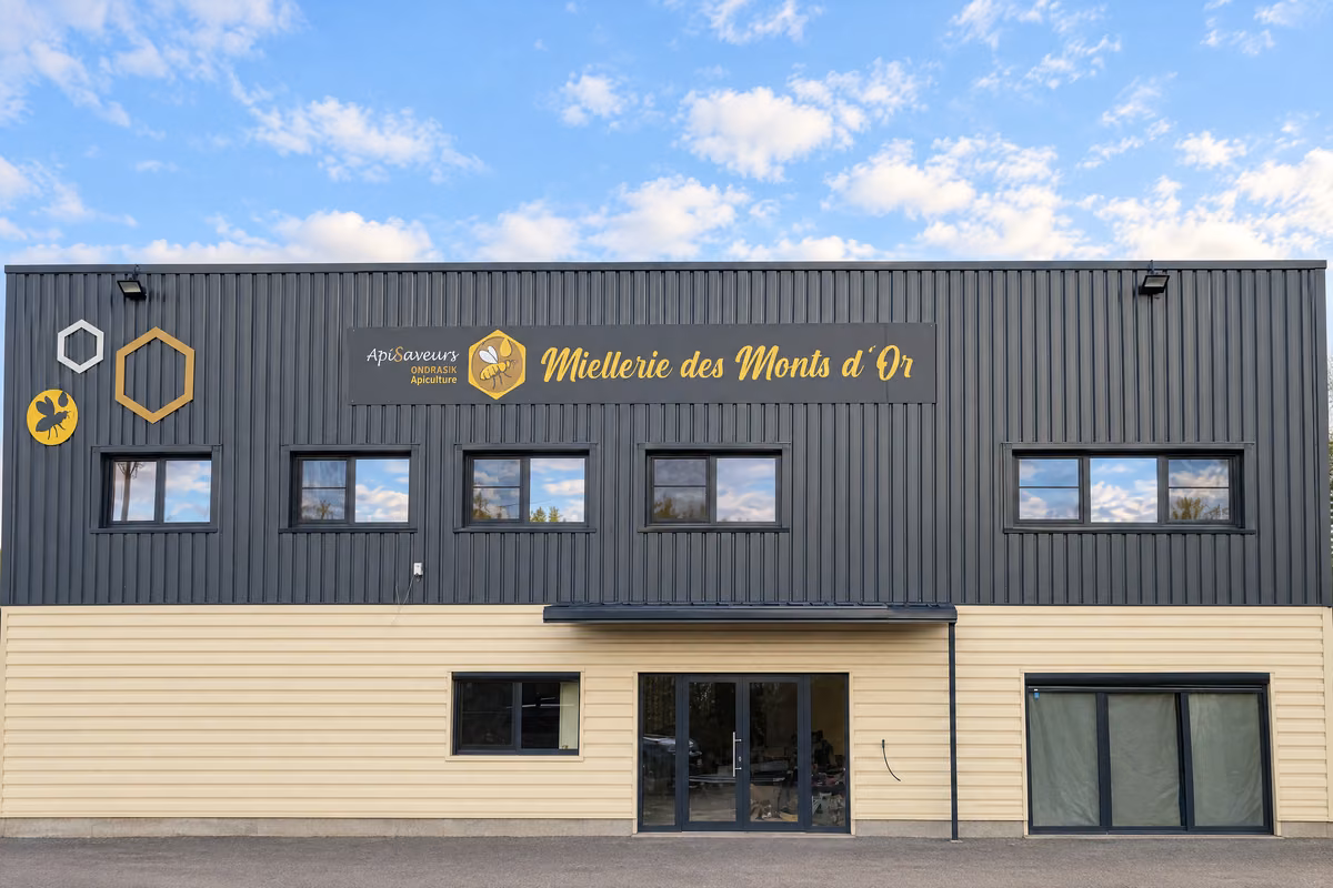 La façade du magasin ApiSaveurs à Chasselay, sous l’enseigne « Miellerie des Monts d’Or »